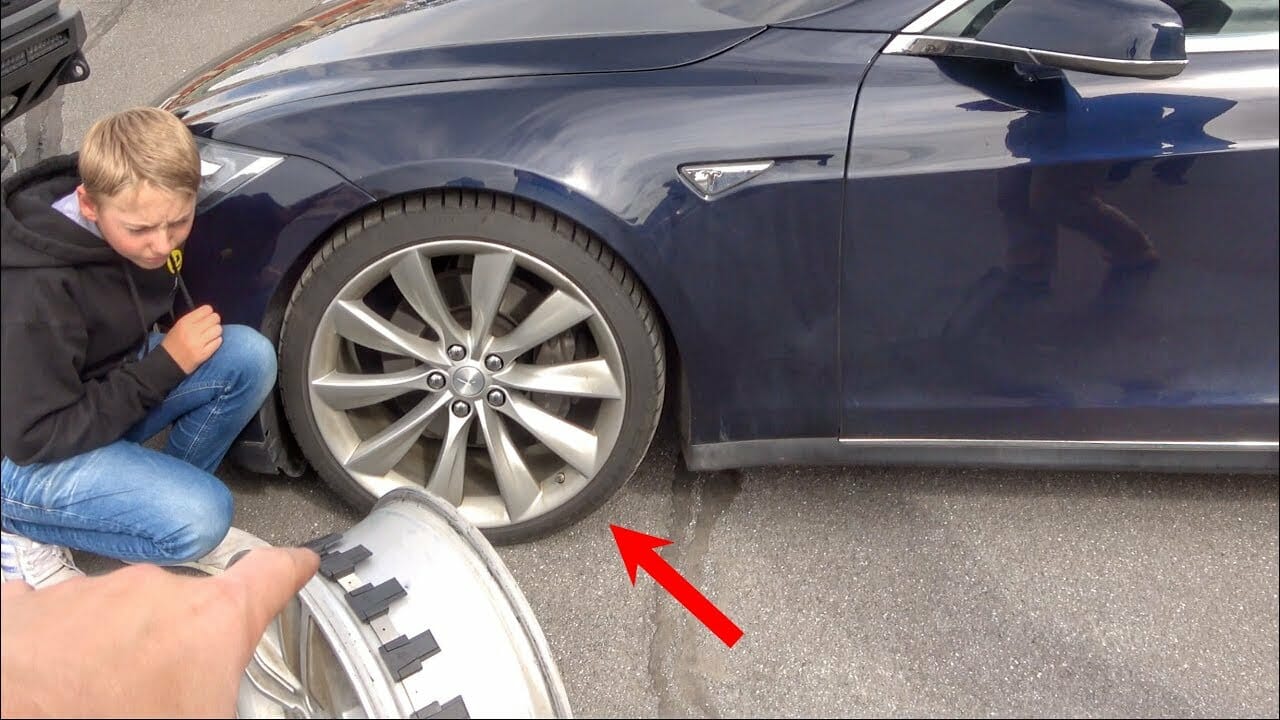 What's inside a Bulletproof Tesla Tire? - Tweaks For Geeks
